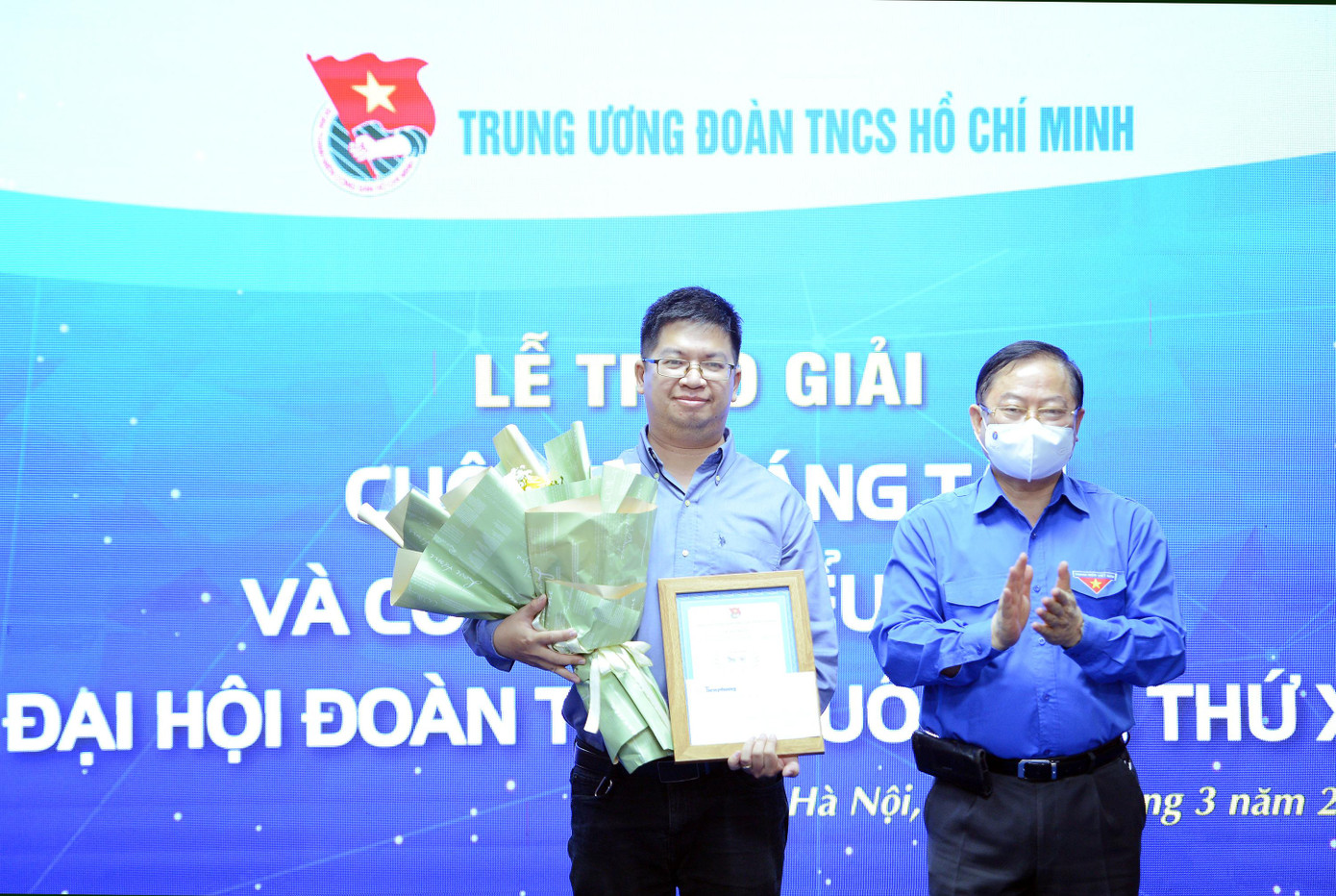 Nhà báo Lê Xuân Sơn trao tặng giải Nhì. Ảnh: Dương Triều