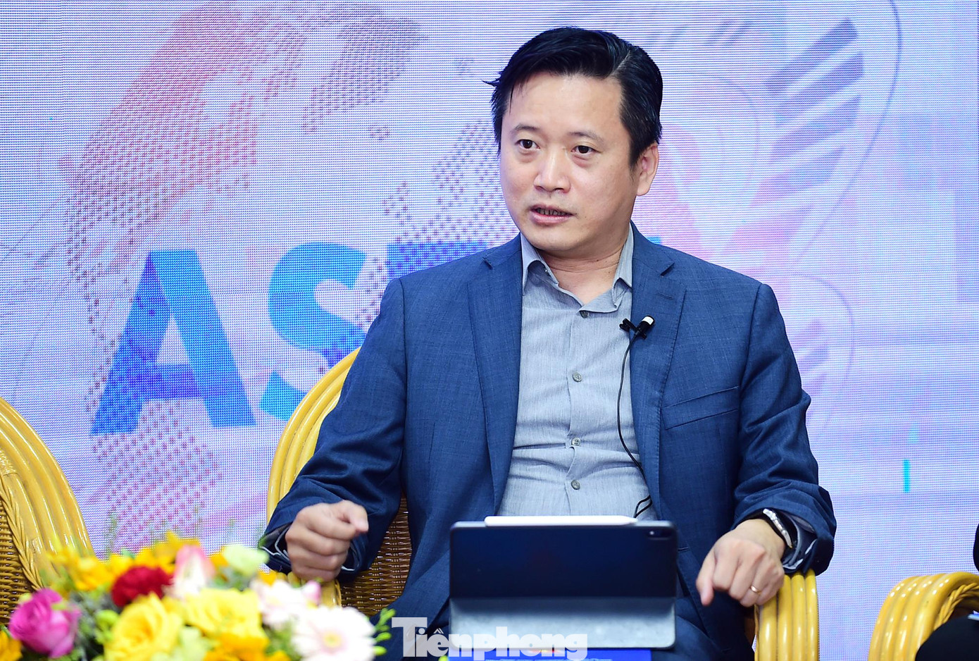 Tiến sĩ Nguyễn Hùng Sơn cho rằng, là công dân toàn cầu thì các bạn trẻ Việt Nam cần phải chứng minh được bản sắc của mình trong cộng đồng quốc tế. Ảnh: Xuân Tùng Tiến sĩ Nguyễn Hùng Sơn cho rằng, là công dân toàn cầu thì các bạn trẻ Việt Nam cần phải chứng minh được bản sắc của mình trong cộng đồng quốc tế. Ảnh: Xuân Tùng