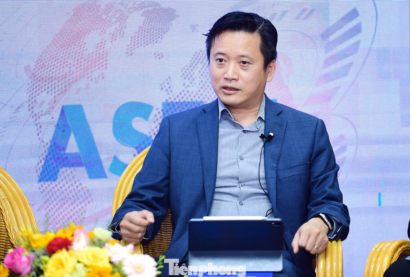 Tiến sĩ Nguyễn Hùng Sơn cho rằng, là công dân toàn cầu thì các bạn trẻ Việt Nam cần phải chứng minh được bản sắc của mình trong cộng đồng quốc tế. Ảnh: Xuân Tùng