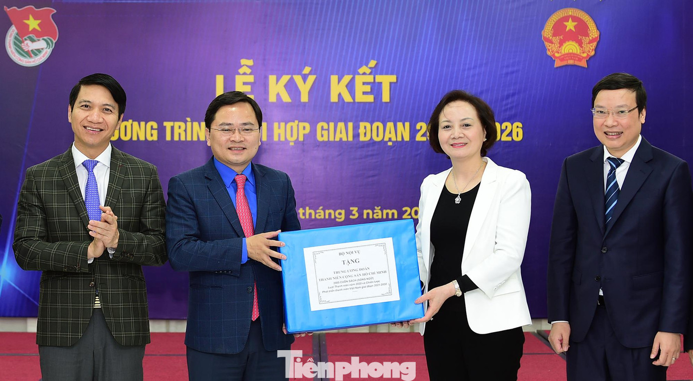 Bộ Nội vụ tặng T.Ư Đoàn 2.000 cuốn sách về luật và chiến lược phát triển thanh niên. Ảnh: Xuân Tùng