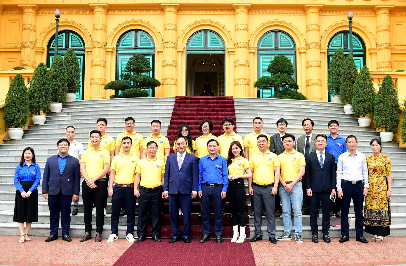 Chủ tịch nước Nguyễn Xuân Phúc chụp ảnh cùng lãnh đạo T.Ư Đoàn, Báo Tiền Phong và các gương mặt trẻ Việt Nam tiêu biểu, triển vọng năm 2021.