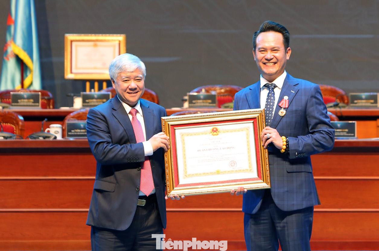 Ông Đỗ Văn Chiến, Bí thư T.Ư Đảng, Chủ tịch Ủy ban T.Ư Mặt trận Tổ quốc Việt Nam trao Huân chương Lao động hạng Ba cho anh Đặng Hồng Anh, Chủ tịch Hội DNT Việt Nam. Ảnh: Lâm Đăng Hải. Ông Đỗ Văn Chiến, Bí thư T.Ư Đảng, Chủ tịch Ủy ban T.Ư Mặt trận Tổ quốc Việt Nam trao Huân chương Lao động hạng Ba cho anh Đặng Hồng Anh, Chủ tịch Hội DNT Việt Nam. Ảnh: Lâm Đăng Hải.