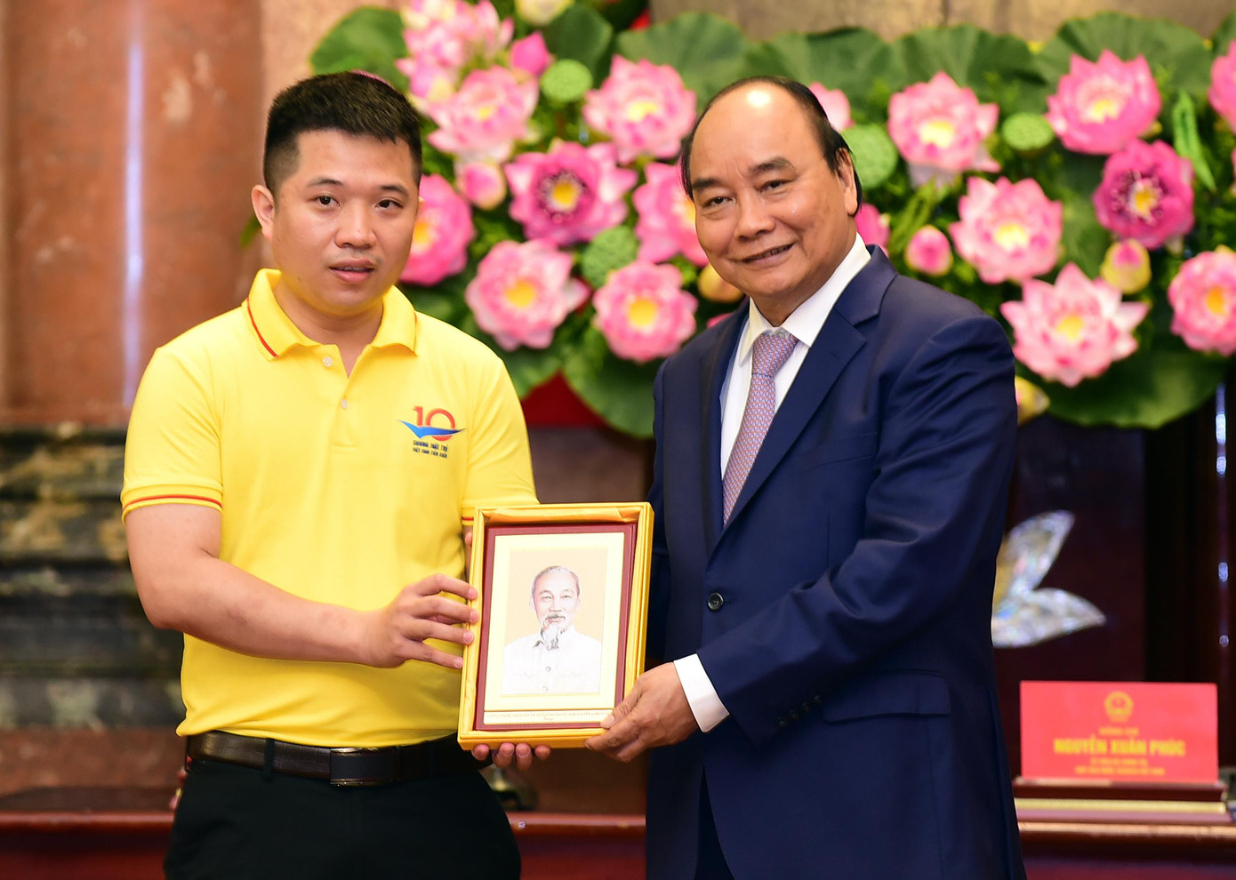 Chủ tịch nước Nguyễn Xuân Phúc tặng chân dung Chủ tịch Hồ Chí Minh cho Gương mặt trẻ Việt Nam tiêu biểu năm 2021 - Đại úy quân nhân chuyên nghiệp Lưu Đức Phong Chủ tịch nước Nguyễn Xuân Phúc tặng chân dung Chủ tịch Hồ Chí Minh cho Gương mặt trẻ Việt Nam tiêu biểu năm 2021 - Đại úy quân nhân chuyên nghiệp Lưu Đức Phong