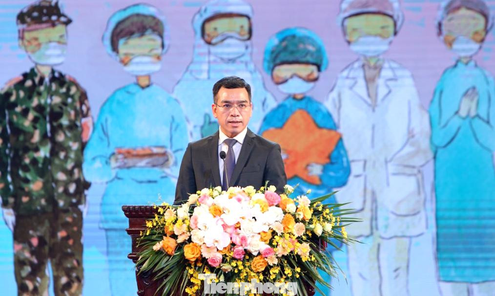 Anh Hà Anh Đức, Chủ tịch Hội Thầy thuốc trẻ Việt Nam phát biểu tri ân tại chương trình. Ảnh: Lâm Đăng Hải Anh Hà Anh Đức, Chủ tịch Hội Thầy thuốc trẻ Việt Nam phát biểu tri ân tại chương trình. Ảnh: Lâm Đăng Hải