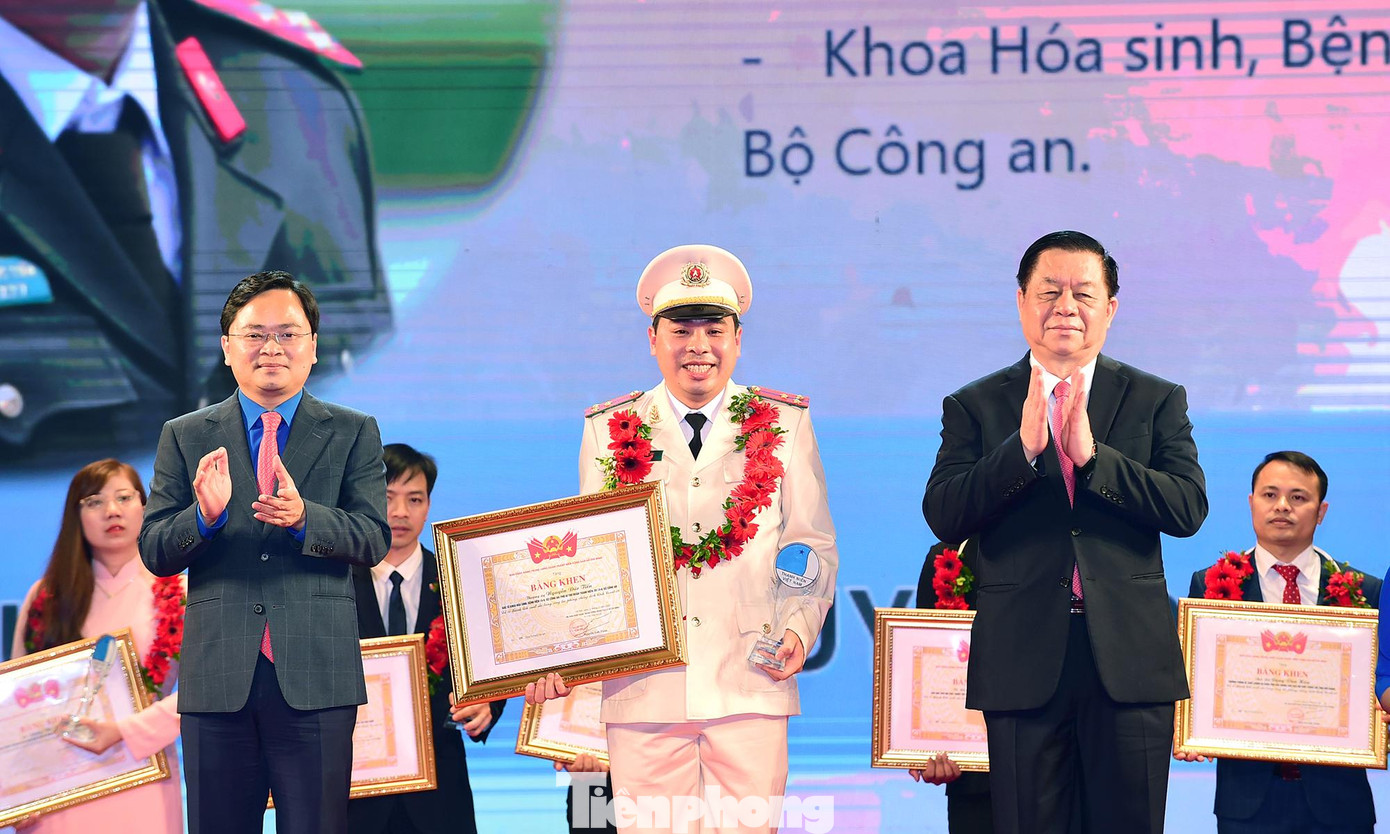 Thầy thuốc trẻ Nguyễn Đức Tiến nhận khen thưởng. Ảnh: Xuân Tùng Thầy thuốc trẻ Nguyễn Đức Tiến nhận khen thưởng. Ảnh: Xuân Tùng