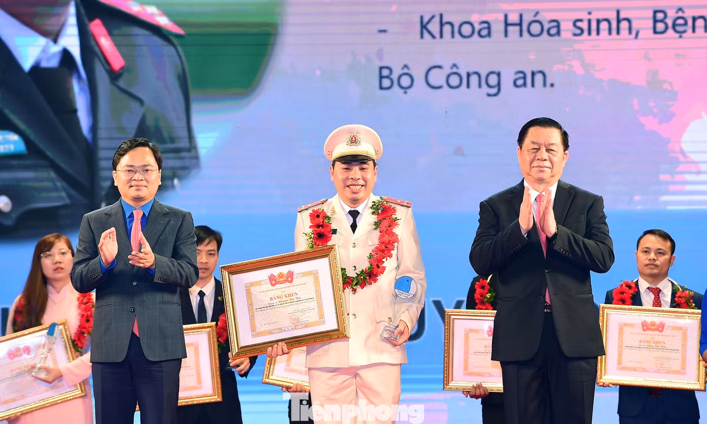 Thầy thuốc trẻ Nguyễn Đức Tiến nhận khen thưởng. Ảnh: Xuân Tùng