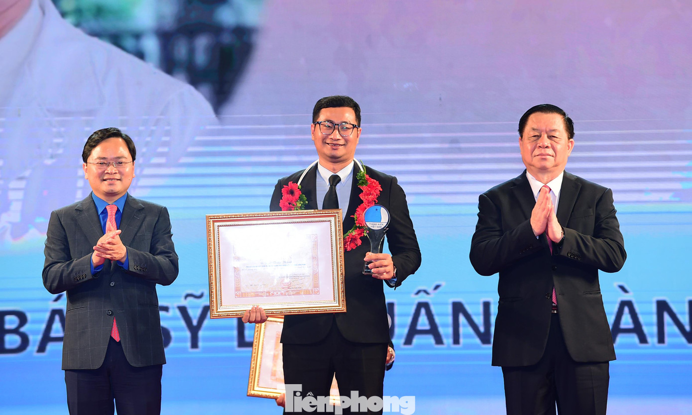 Thầy thuốc trẻ Lê Tuấn Thành, phụ trách mạng lưới thầy thuốc trẻ đồng hành nhận khen thưởng. Ảnh: Xuân Tùng Thầy thuốc trẻ Lê Tuấn Thành, phụ trách mạng lưới thầy thuốc trẻ đồng hành nhận khen thưởng. Ảnh: Xuân Tùng