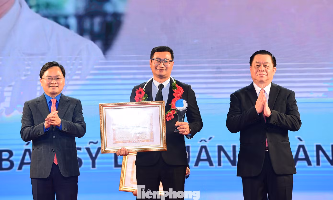 Thầy thuốc trẻ Lê Tuấn Thành, phụ trách mạng lưới thầy thuốc trẻ đồng hành nhận khen thưởng. Ảnh: Xuân Tùng