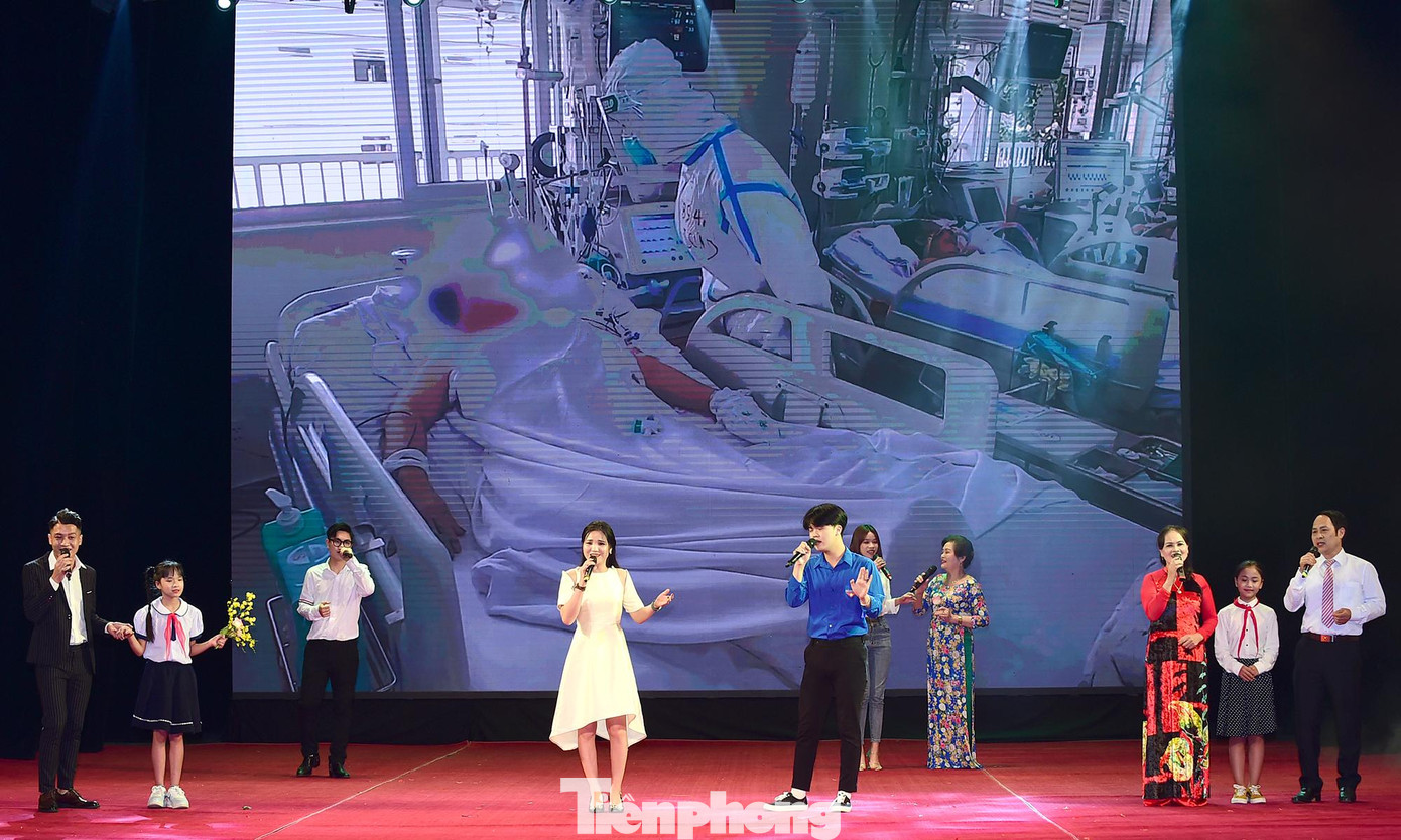 Trong chương trình còn có tiết mục văn nghệ với sự tham gia của những bệnh nhân COVID-19 được khỏi bệnh. Ảnh: Xuân Tùng Trong chương trình còn có tiết mục văn nghệ với sự tham gia của những bệnh nhân COVID-19 được khỏi bệnh. Ảnh: Xuân Tùng