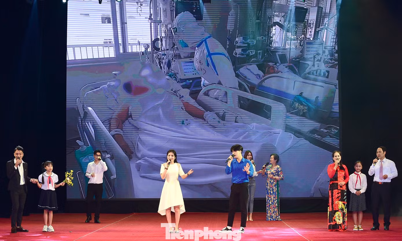 Trong chương trình còn có tiết mục văn nghệ với sự tham gia của những bệnh nhân COVID-19 được khỏi bệnh. Ảnh: Xuân Tùng