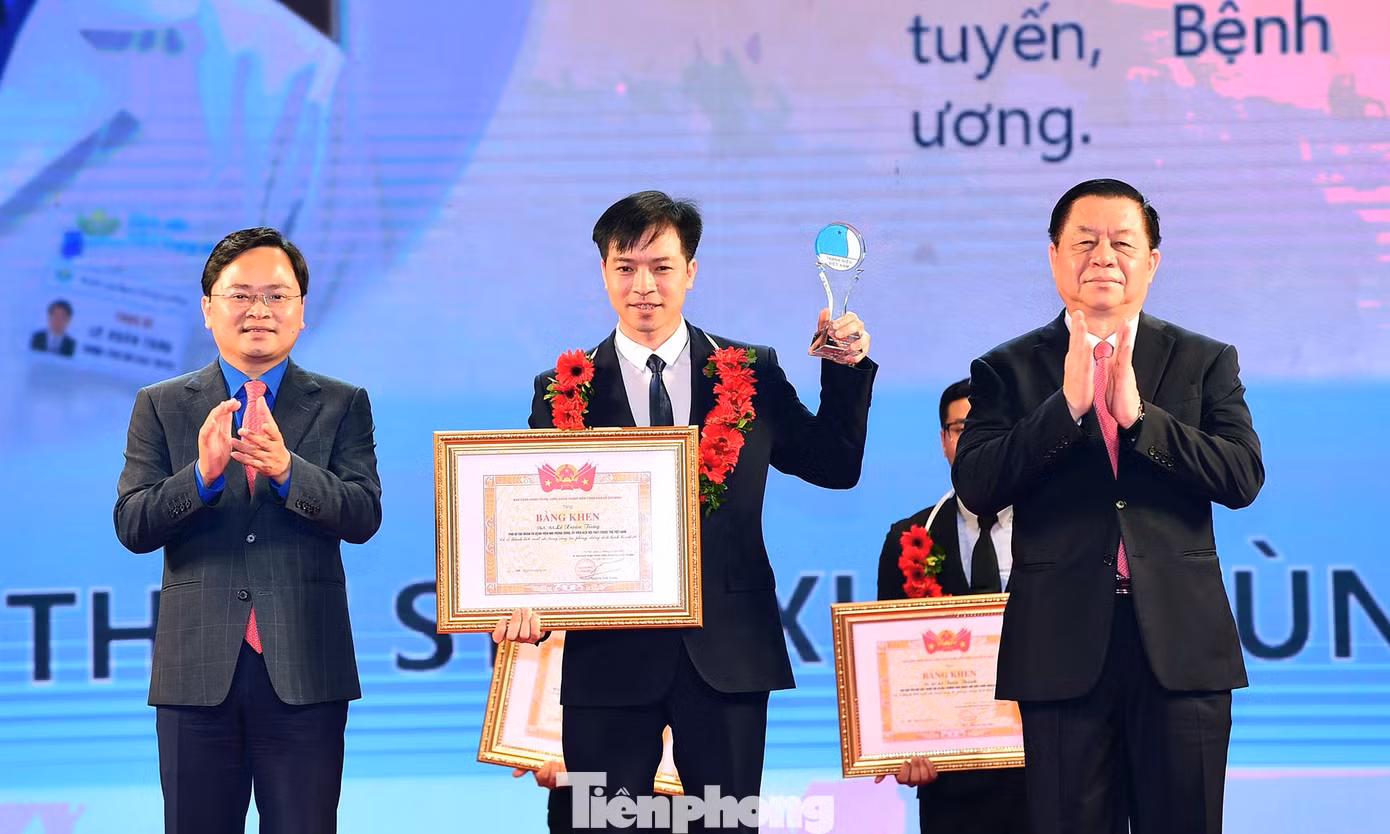 Thầy thuốc trẻ Lê Xuân Tùng nhận khen thưởng