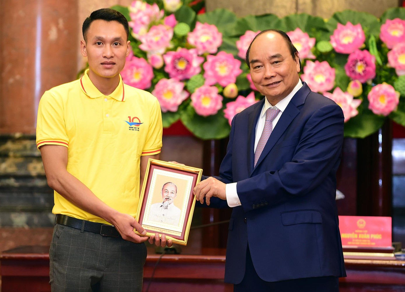 Chủ tịch nước Nguyễn Xuân Phúc tặng chân dung Chủ tịch Hồ Chí Minh cho Gương mặt trẻ Việt Nam triển vọng năm 2021- Thượng uý Lương Văn Lợi. Chủ tịch nước Nguyễn Xuân Phúc tặng chân dung Chủ tịch Hồ Chí Minh cho Gương mặt trẻ Việt Nam triển vọng năm 2021- Thượng uý Lương Văn Lợi.