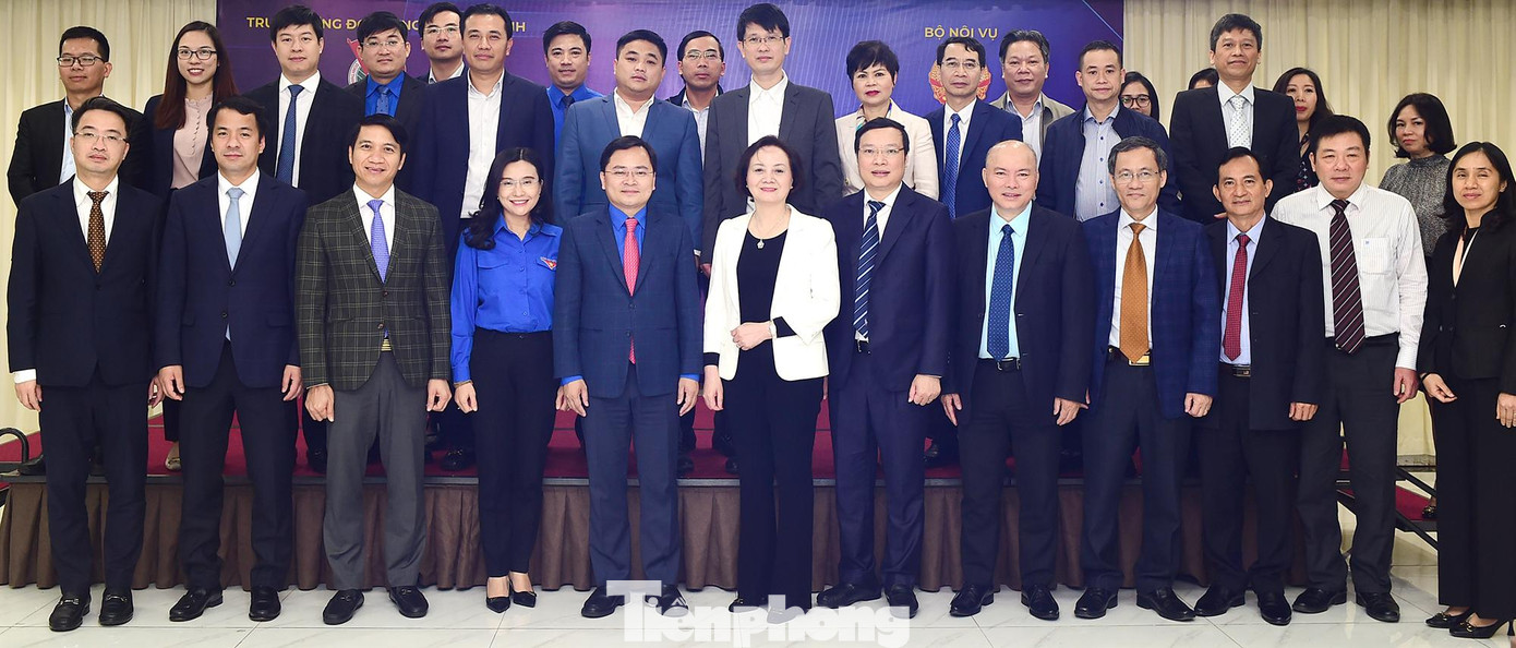 Lãnh đạo T.Ư Đoàn và Bộ Nội vụ chụp ảnh lưu niệm. Ảnh: Xuân Tùng