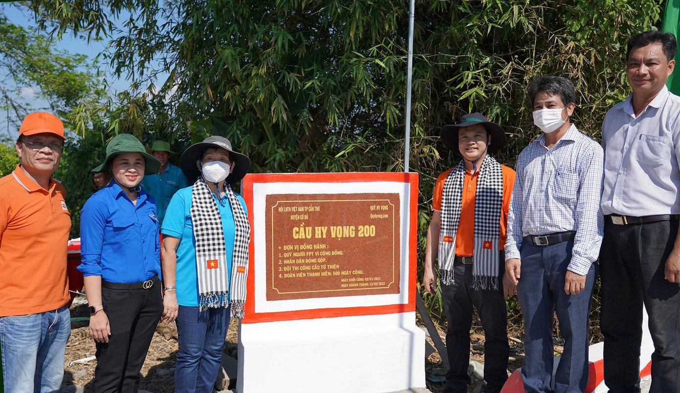 Trong chương trình xây 200 cầu nông thôn của quỹ Hy Vọng tại miền Tây, Cần Thơ có 100 cây.