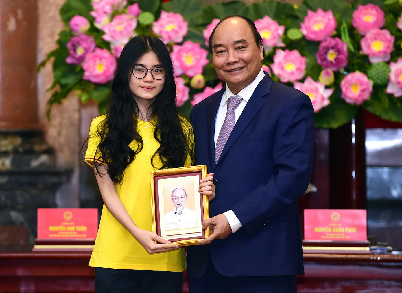 Chủ tịch nước Nguyễn Xuân Phúc tặng chân dung Chủ tịch Hồ Chí Minh cho Gương mặt trẻ Việt Nam triển vọng năm 2021 Nguyễn Nguyên Lê. Chủ tịch nước Nguyễn Xuân Phúc tặng chân dung Chủ tịch Hồ Chí Minh cho Gương mặt trẻ Việt Nam triển vọng năm 2021 Nguyễn Nguyên Lê.