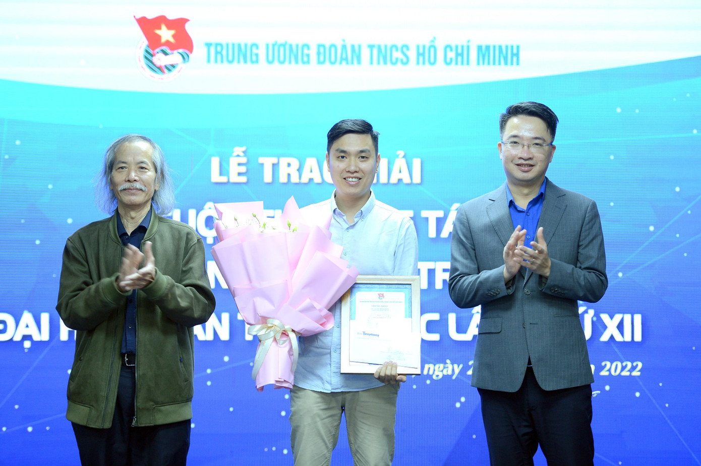 Bí thư T.Ư Đoàn Nguyễn Tường Lâm và Chủ tịch Hội Mỹ thuật Việt Nam Lương Xuân Đoàn trao giải Nhất cuộc thi cho tác giả Vũ Hồng Quân. Ảnh: Dương Triều