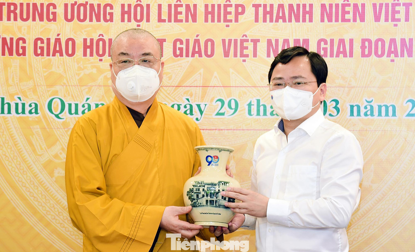 Anh Nguyễn Anh Tuấn tặng quà Giáo hội Phật giáo Việt Nam
