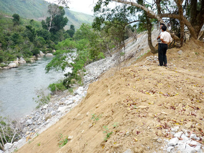 Lòng sông Kôn cũng đang bị hẹp và cạn dần bởi đất đá thải . Lòng sông Kôn cũng đang bị hẹp và cạn dần bởi đất đá thải
