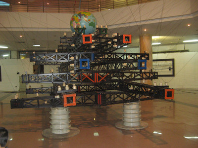 Sắp đặt với gần 20 cột điện sắt. Ảnh: Lê Anh Hoài