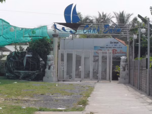 Nhà hàng Cánh Buồm, một cơ sở kinh doanh của ông Trần Văn Tân (quan chức trong vụ đánh cờ bạc tỷ)