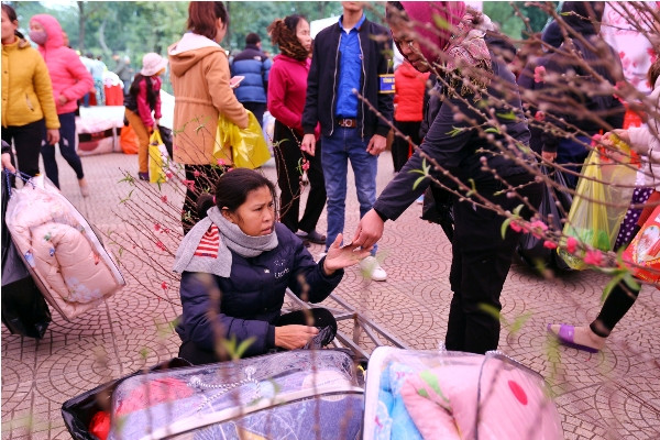 Hà Nội: Phiên chợ tết 0 đồng dành cho người nghèo ảnh 9