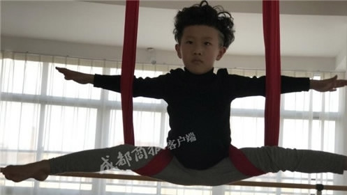 Học yoga để chữa tự kỷ, cậu bé 8 tuổi kiếm được hàng trăm triệu ảnh 2