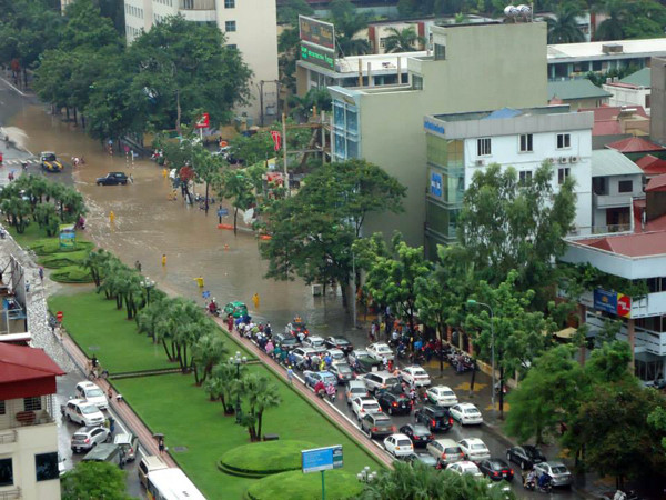 Nhiều phương tiện không thể lưu thông vì đường ngập quá sâu