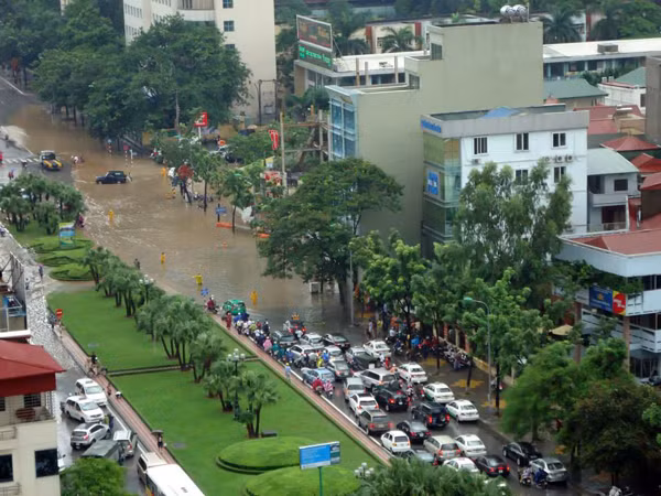 Nhiều phương tiện không thể lưu thông vì đường ngập quá sâu