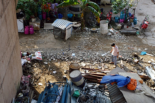  Tập kết sắt thép, nhựa... dưới chân cầu