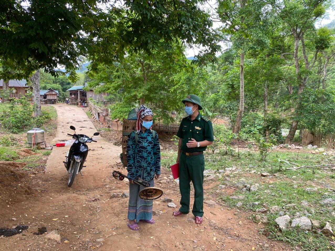 Phối hợp với Công an đến từng ngõ, gõ cửa từng nhà để kiểm tra vấn đề lưu trú, tạm trú Phối hợp với Công an đến từng ngõ, gõ cửa từng nhà để kiểm tra vấn đề lưu trú, tạm trú