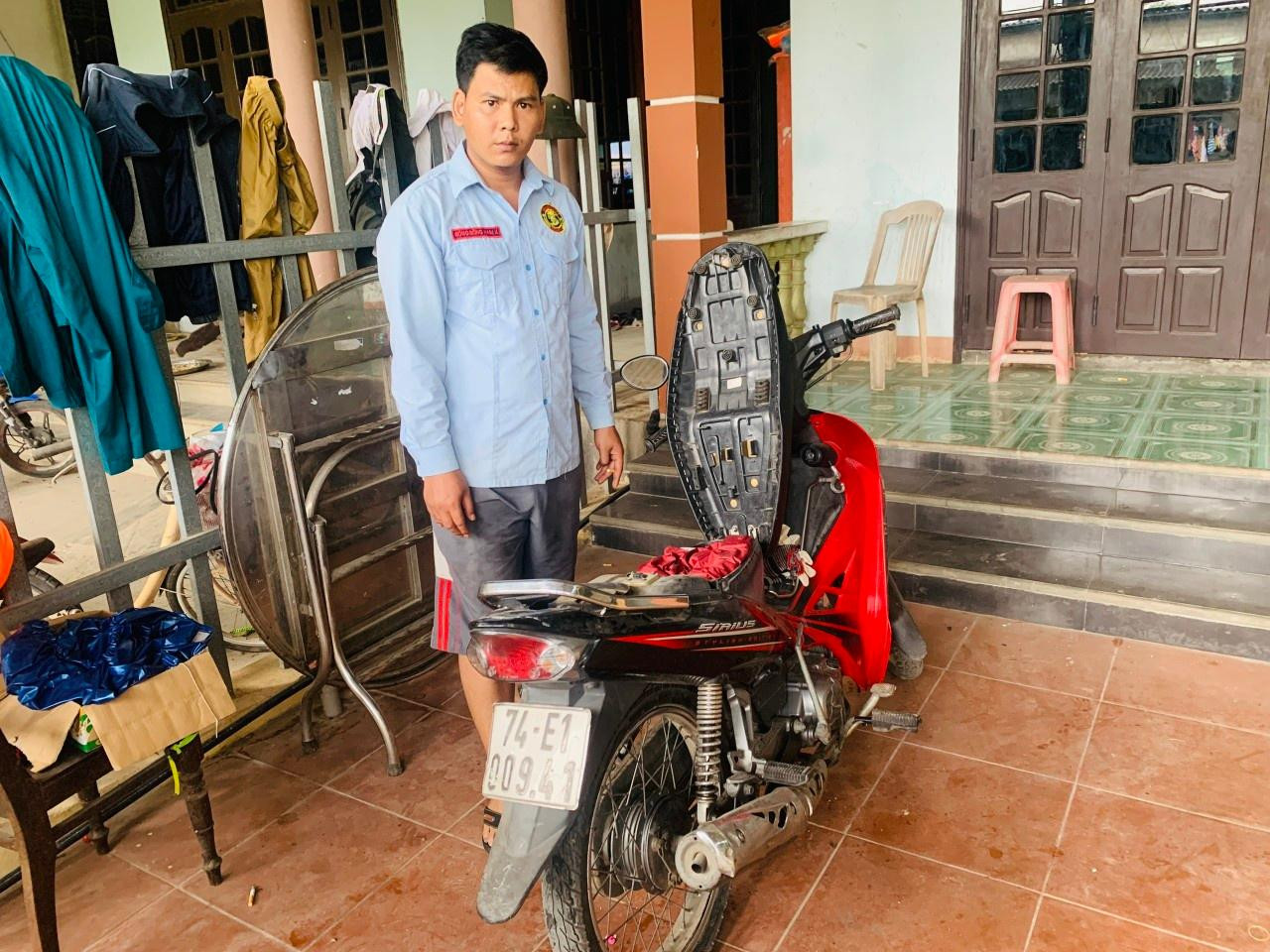 "Bố nuôi" Trần Thanh Tuấn bị bắt tại nhà ở khu phố 8, phường 3, thị xã Quảng Trị.