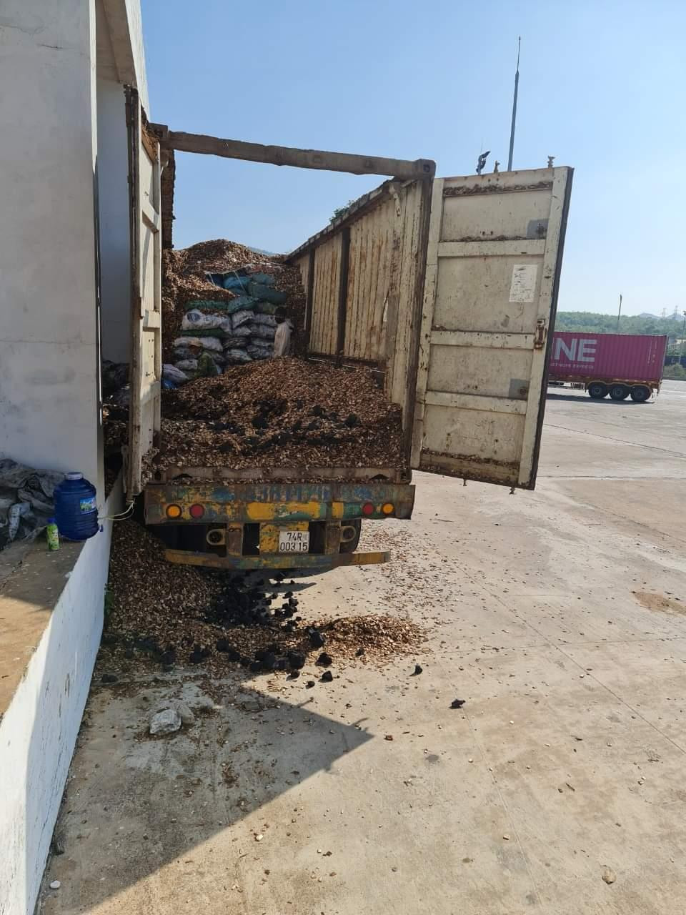 Bên dưới lớp gỗ dăm là hơn 24 tấn hàng nghi là than đá trong container đang làm thủ tục xuất khẩu sang Lào. Bên dưới lớp gỗ dăm là hơn 24 tấn hàng nghi là than đá trong container đang làm thủ tục xuất khẩu sang Lào.