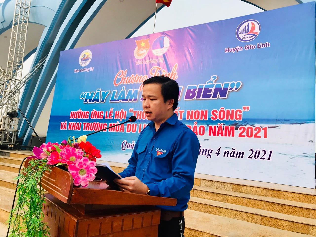 Anh Mai Văn Nam-Phó Bí thư Tỉnh Đoàn Quảng Trị phát động chương Trình &quot;Hãy làm sạch biển&quot;.