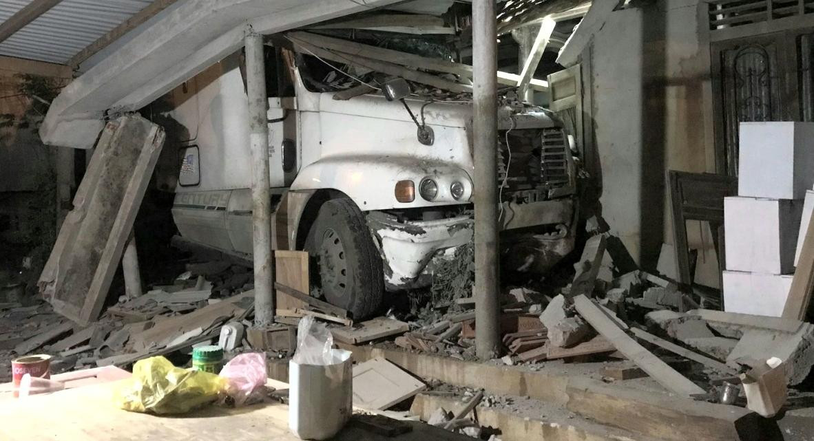 Xe container đâm sầm vào nhà dân bên Quốc lộ 9.