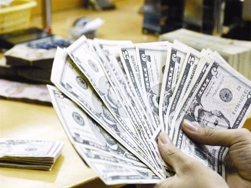 Để có USD nộp cho các Cty XKLĐ, nhiều lao động phải mướt mồ hôi - Ảnh: Phạm Yên