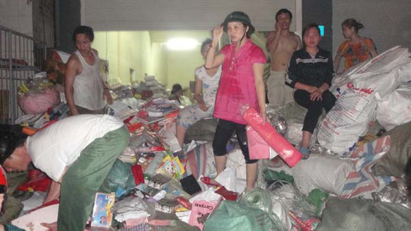 Người dân sơ tán tài sản ra khỏi khu vực hoả hoạn