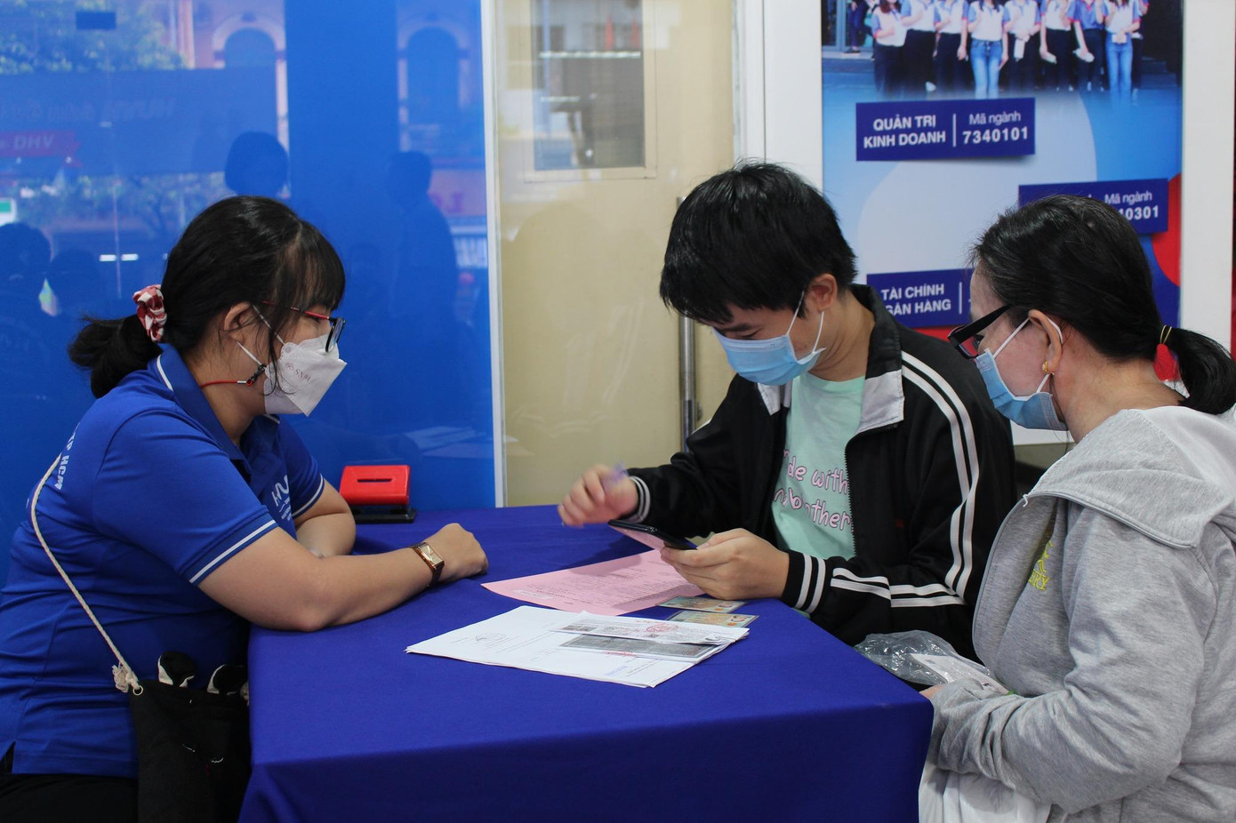 Thí sinh đến làm thủ tục nhập học tại Trường ĐH Hùng Vương TPHCM những ngày qua