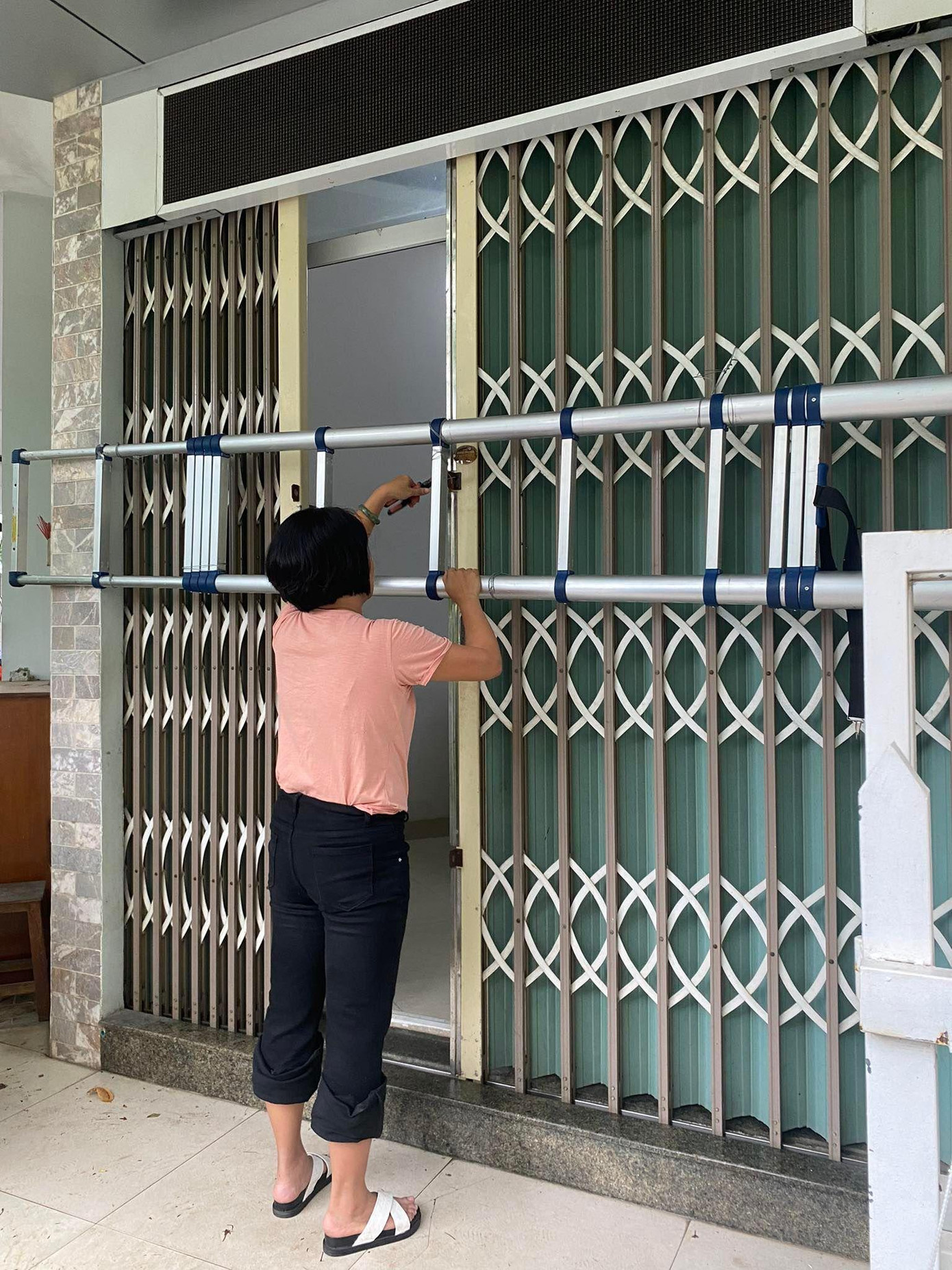 Người dân Quảng Ngãi chằng cửa chống bão. Ảnh: QN