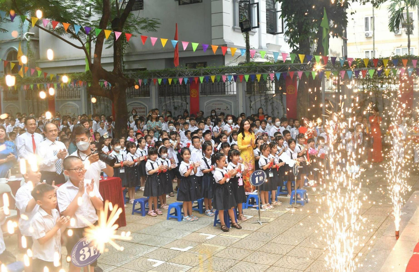 Học sinh trường tiểu học Quan Hoa trong ngày khai giảng. Ảnh: Như Ý Học sinh trường tiểu học Quan Hoa trong ngày khai giảng. Ảnh: Như Ý