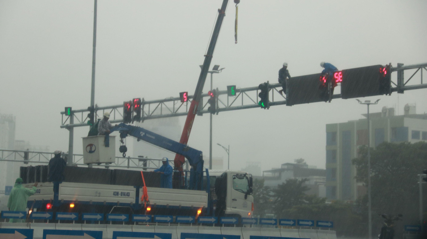 Bão đổ bộ đất liền các tỉnh Thừa Thiên Huế – Quảng Ngãi ảnh 46