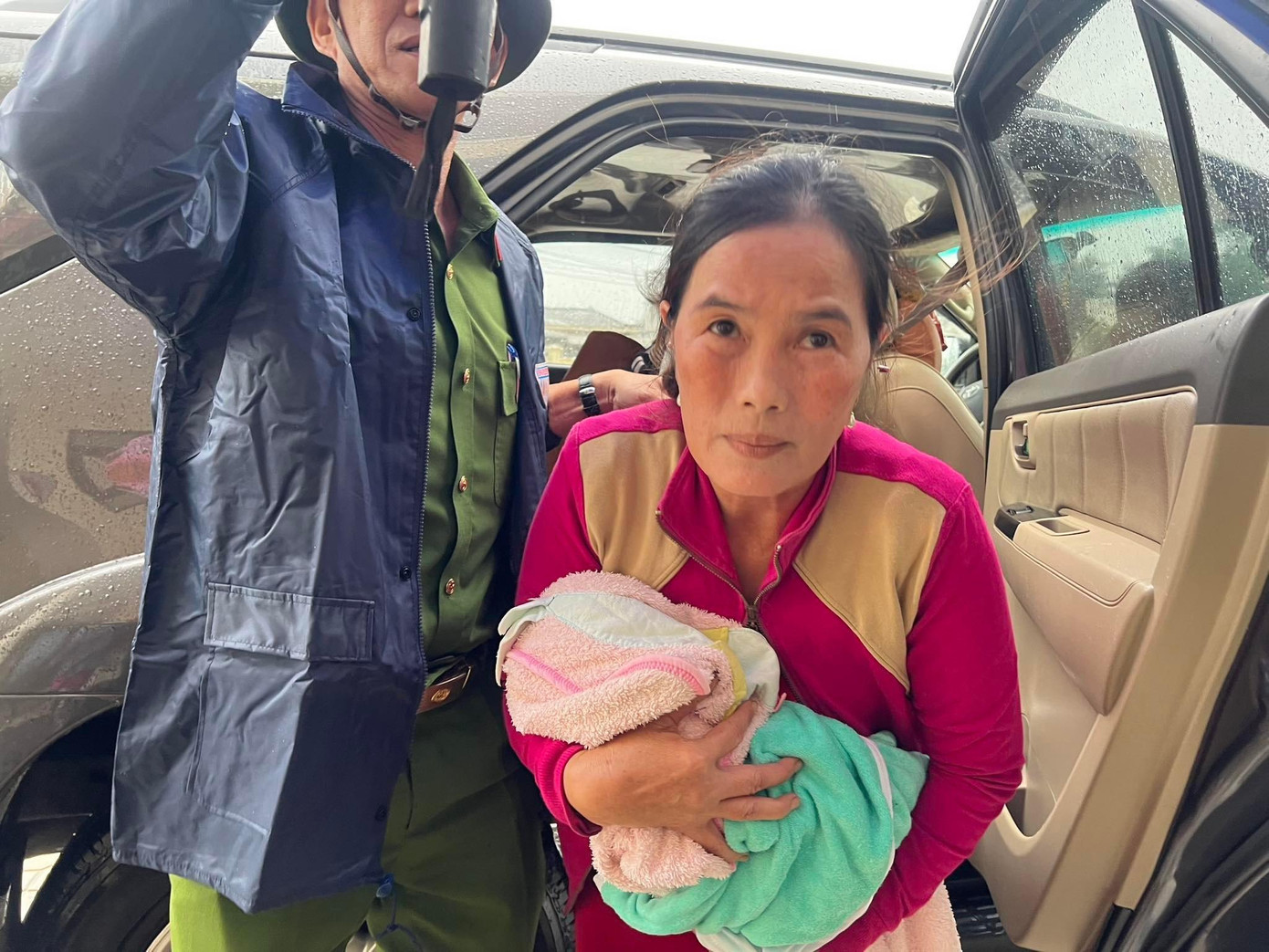 Sơ tán người dân xã Nghĩa An (TP Quảng Ngãi) đến nơi an toàn.