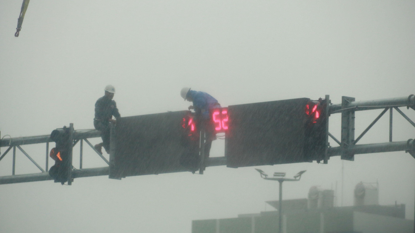 Lực lượng chức năng tháo dỡ một biển hiệu chỉ dẫn giao thông ở nút Phạm Văn Đồng - Ngô Quyền (quận Sơn Trà).