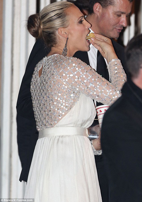 Diễn viên Molly Sims không kìm được cơn đói dù đang trang điểm rất xinh đẹp. Diễn viên Molly Sims không kìm được cơn đói dù đang trang điểm rất xinh đẹp