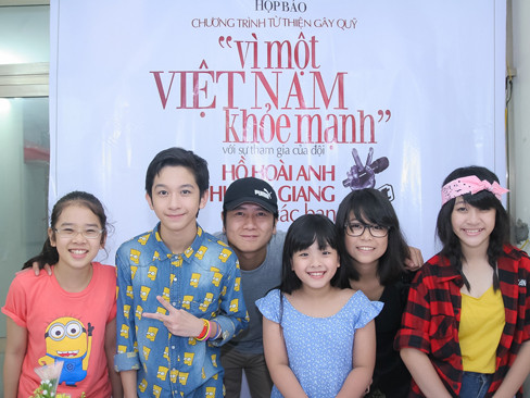 Hồ Hoài Anh bên các học trò cưng của mình