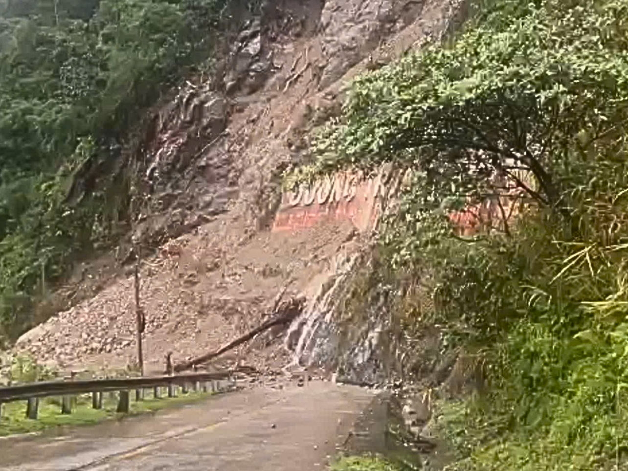 Khối lượng đất đá sạt lở ước tính khoảng 890m3 Khối lượng đất đá sạt lở ước tính khoảng 890m3