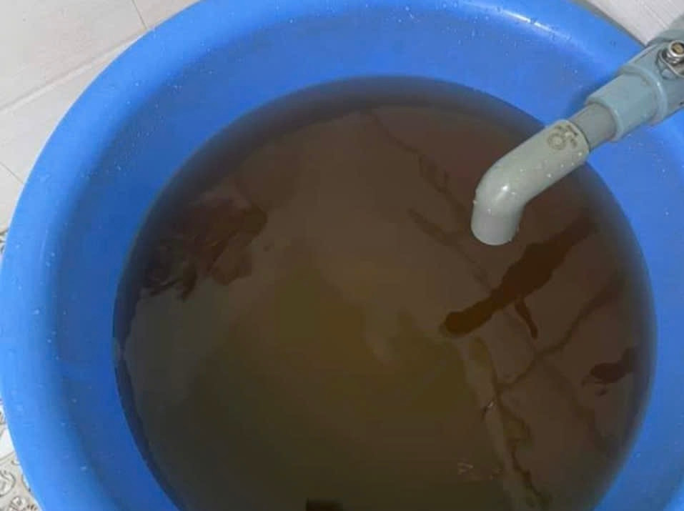 Nhiều người dân phản ánh tình trạng nước chuyển đen