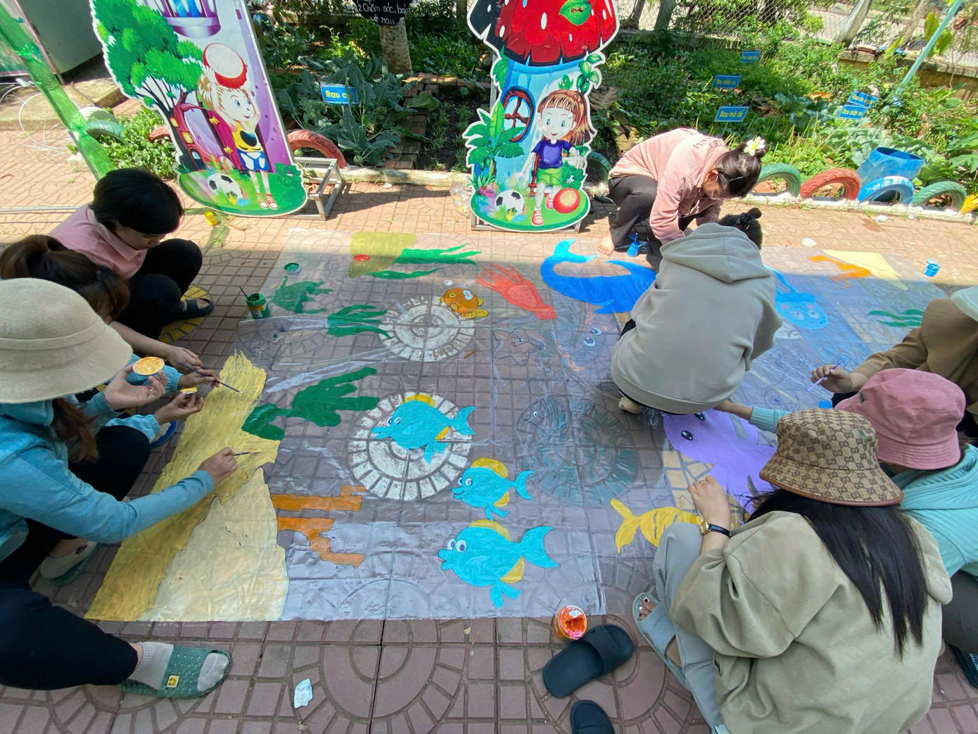 Thầy cô và các bạn đoàn viên lên mô hình, cắt dán, trang trí cho khu vui chơi