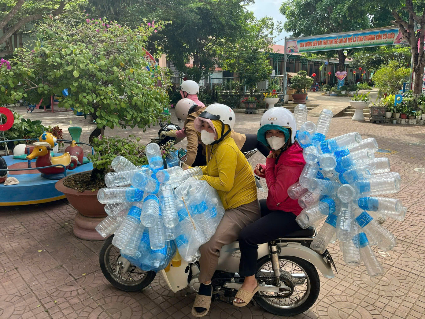 Các đoàn viên phối hợp với học sinh, phụ huynh, giáo viên thu gom các vỏ chai nhựa