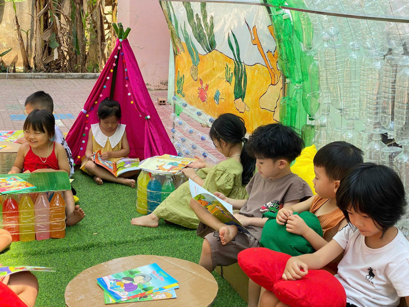 Các em học sinh thích thú trong khu vui chơi mới từ rác thải nhựa