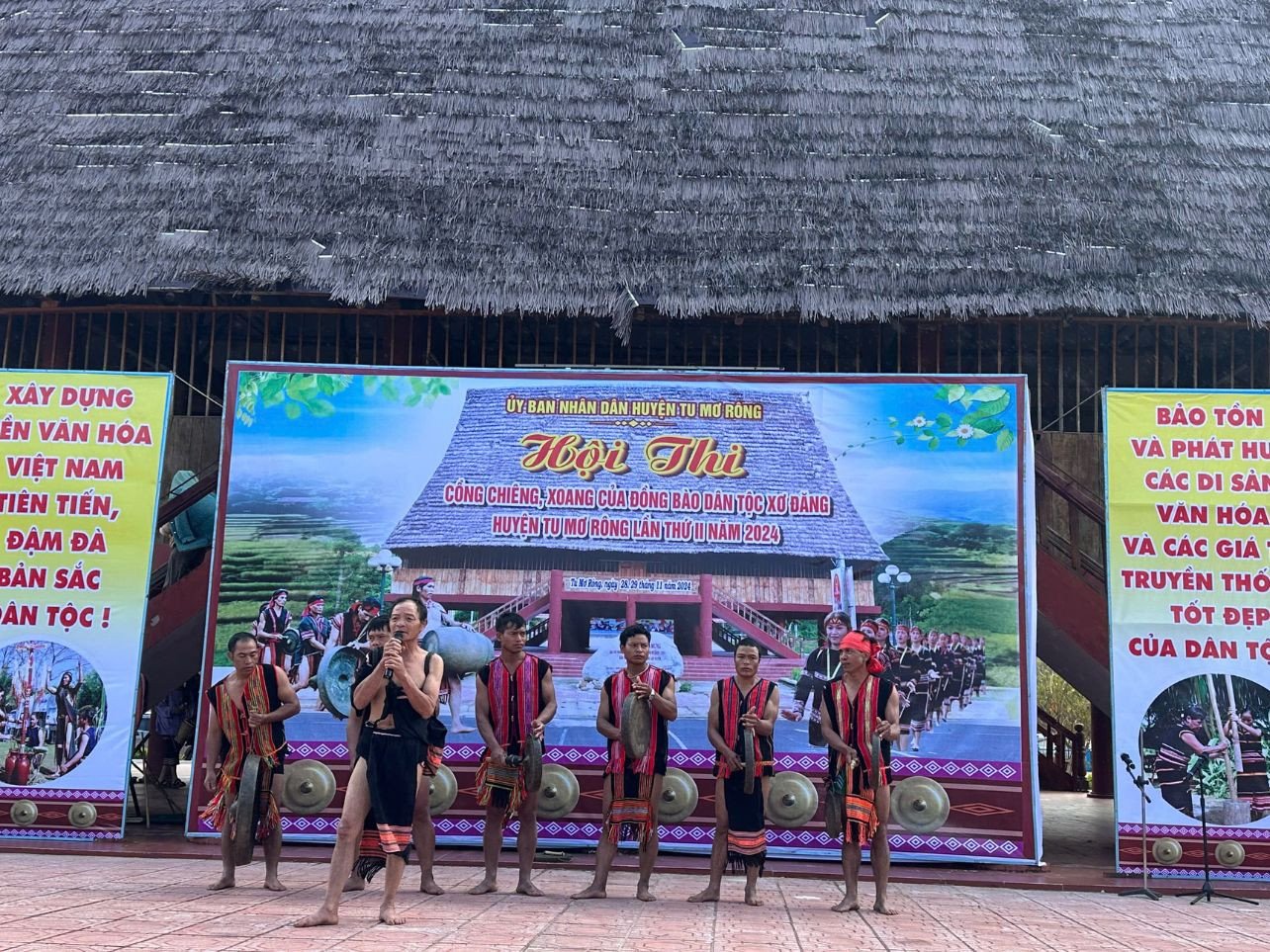 Tiết mục trình diễn cồng chiêng.